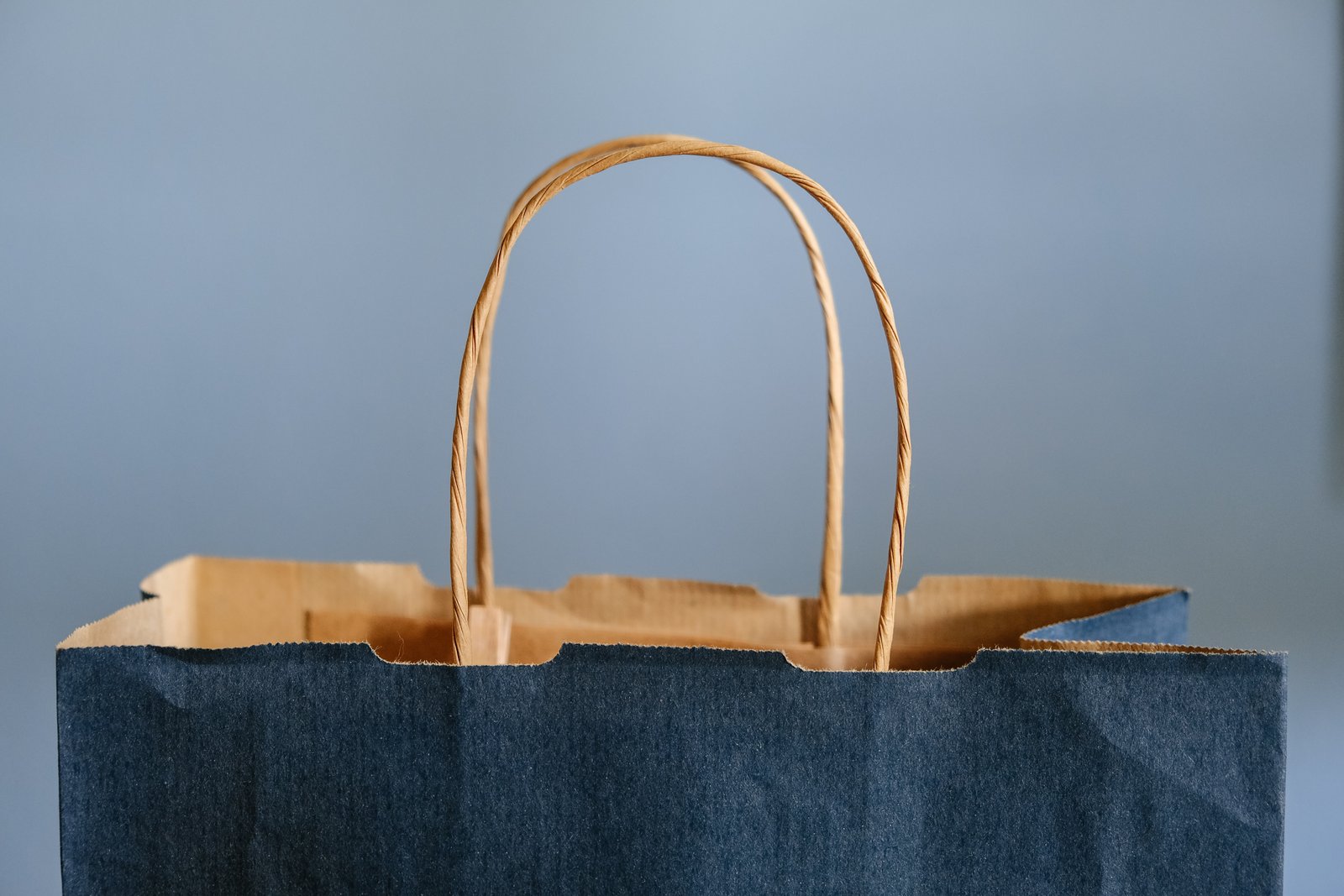 Blaue Einkaufstasche als Symbolbild für den mein-kondom.de Onlineshop