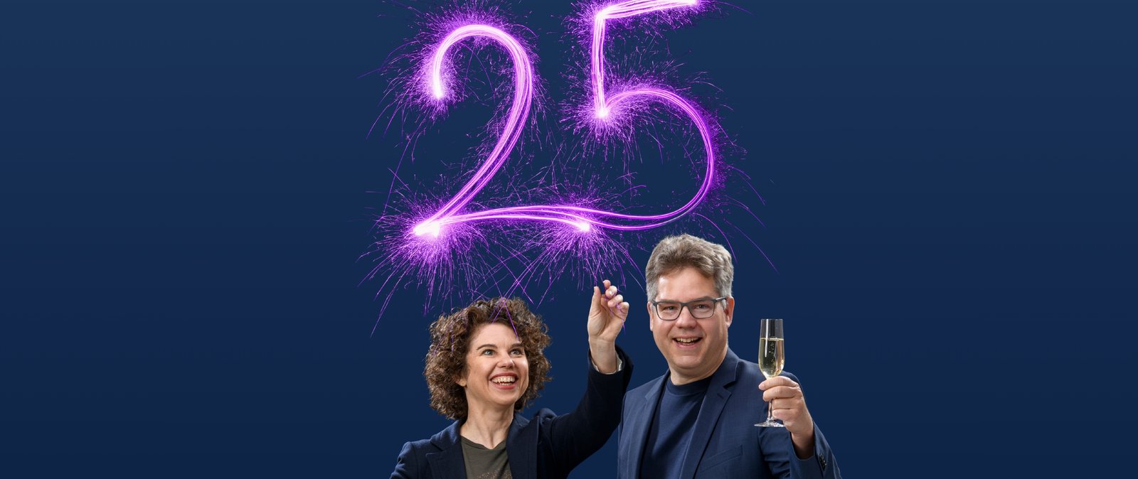 25 Jahre Vinergy mit Eva und Jan Krause die darauf anstoßen