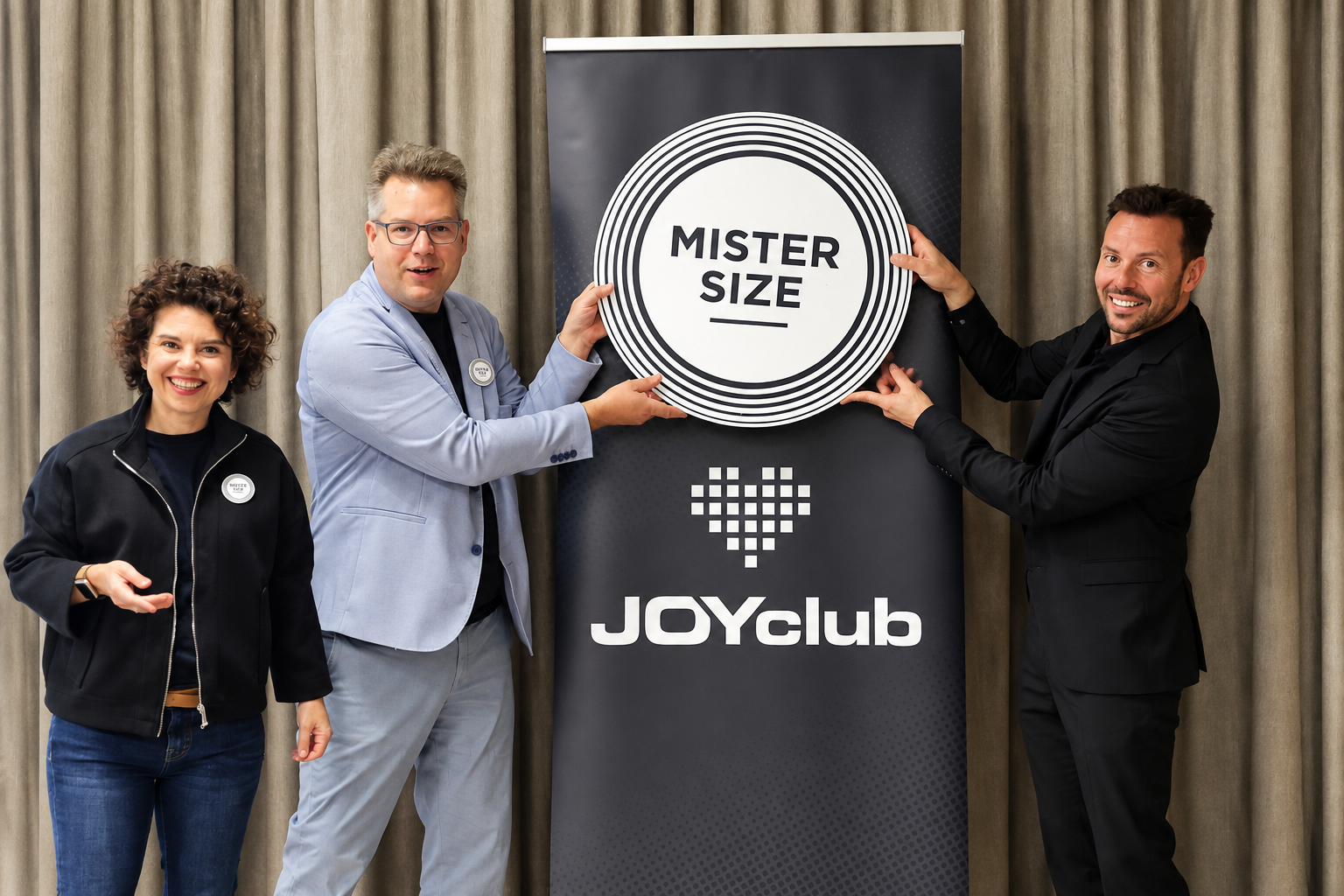 Eva und Jan Vinzenz Krause mit einem Mitarbeiter von Joyclub und Mister Size und Joyclub Marken Logos